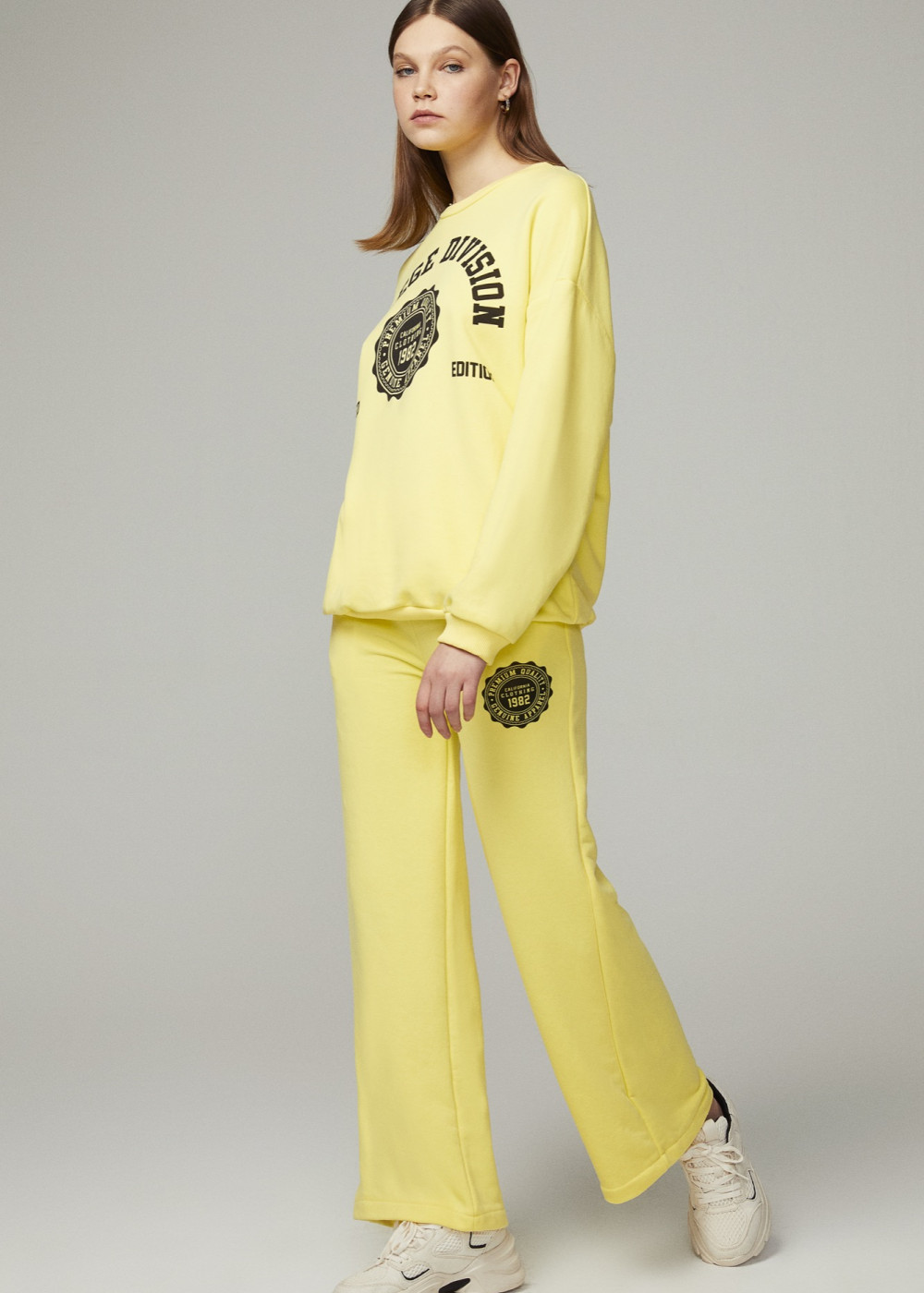 Oversize Printed Sweatshirt and Wide Leg Tracksuit Oversize Printed Sweatshirt and Wide Leg Tracksuit